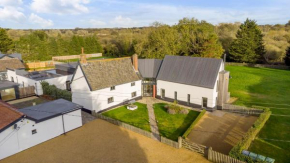 Stylish 5-bed Farmhouse - Near Thetford Forest